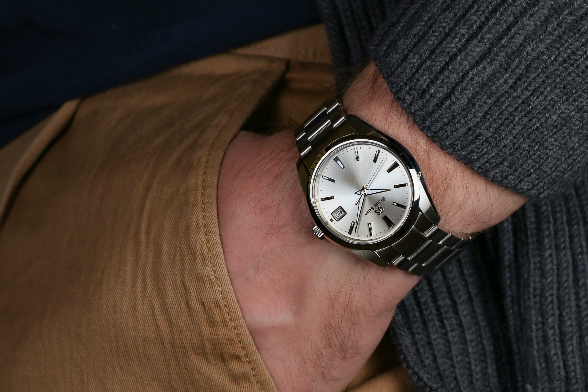The gentle curvature of the case offers an impeccable fit on the wrist.
