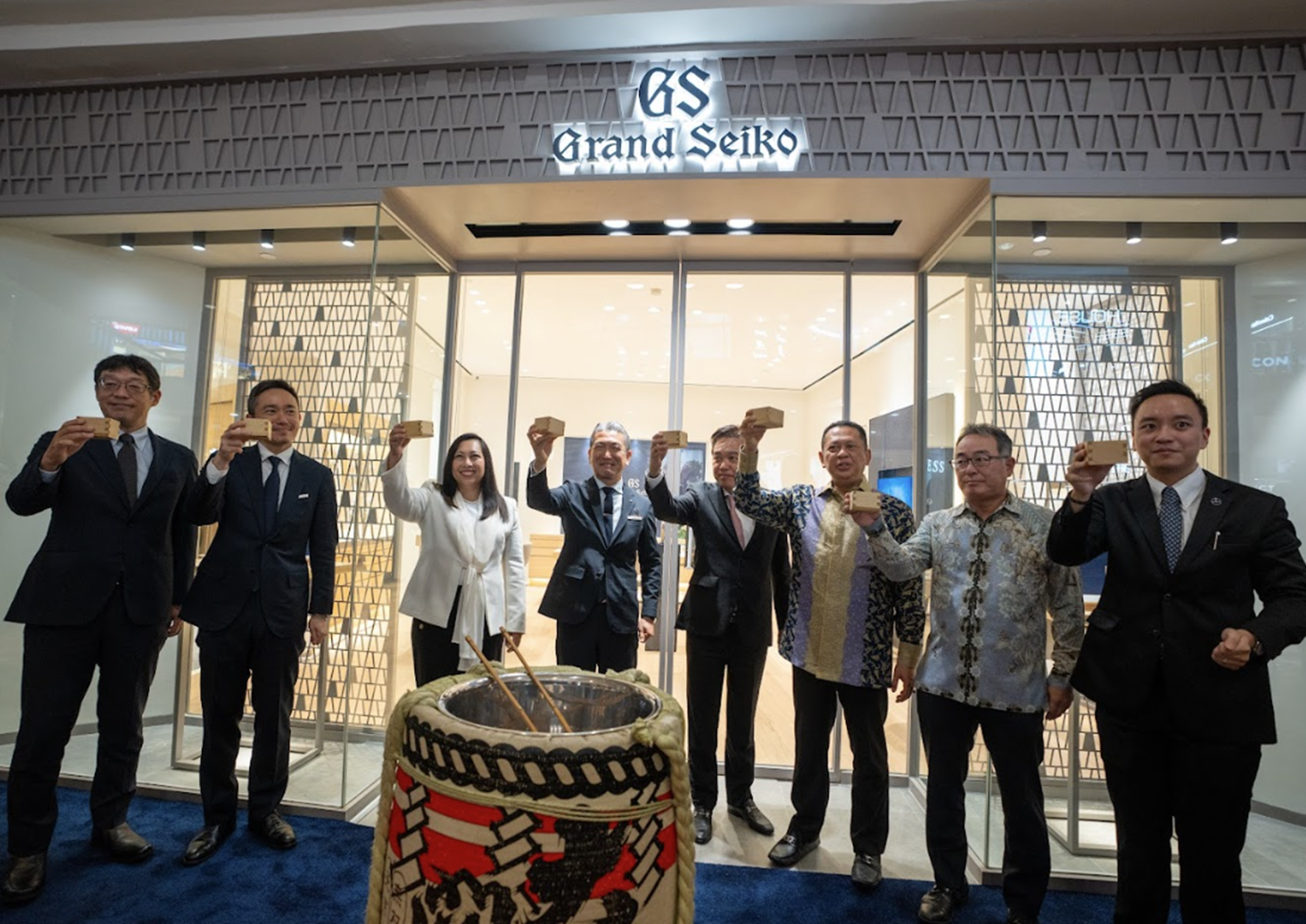 Grand_Seiko_Spring_Drive_GMT_SBG295-hero-thumbnail